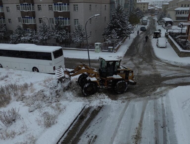 Yakutiye Belediyesi olarak ilçemizin her noktasında karla mücadele çalışmalarımıza hız kesmeden devam ediyoruz.