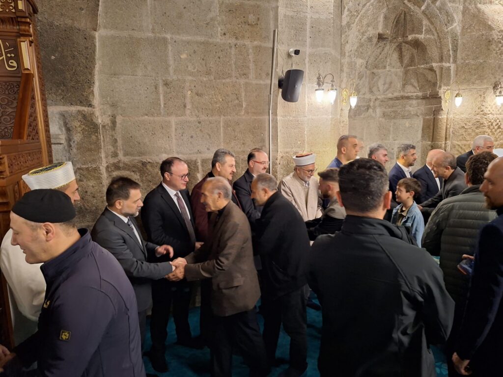 Ulu Camii’de eda ettiğimiz Bayram Namazı’nın ardından kıymetli hemşehrilerimizle bayramlaşıp hasbihal ettik.