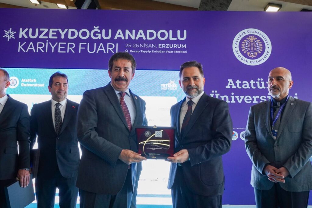 Atatürk Üniversitemizin ev sahipliğinde gerçekleştirilen Kuzeydoğu Anadolu Kariyer Fuarı KUDAKAF25’in açılış programına katıldık.