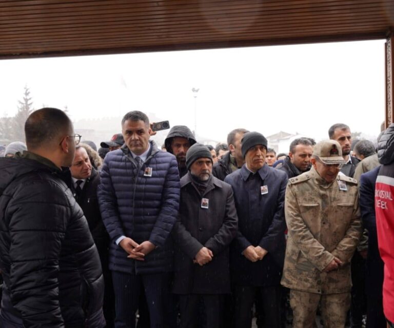 Erzurumlu Şehidimiz P. Uzm. Çvş. Nurettin Tokyürek’i Narmanlı Camii’nde kılınan cenaze namazı sonrası ebedi istirahatgahına uğurladık.