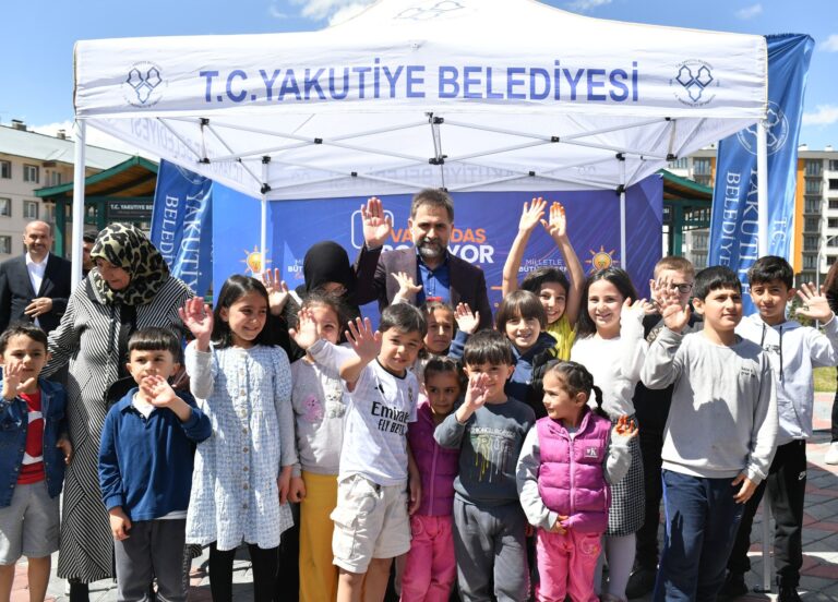 “Vatandaş Soruyor Başkan Cevaplıyor” programı kapsamında bugün Muratpaşa Mahallemiz’deki hemşerilerimiz ile Saltuklu Millet Bahçemizde buluştuk. AK Parti Belediyeciliğinin gönüllere dokunuşuna bir kez daha şahitlik ettik.
