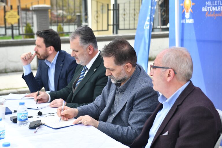 “Vatandaş Soruyor Başkan Cevaplıyor” programı kapsamında bugün Ömer Nasuhi Bilmen Mahallemizin Kurtderesi Semti’ndeki hemşerilerimiz ile buluştuk. AK Parti Belediyeciliğinin gönüllere dokunuşuna bir kez daha şahitlik ettik.