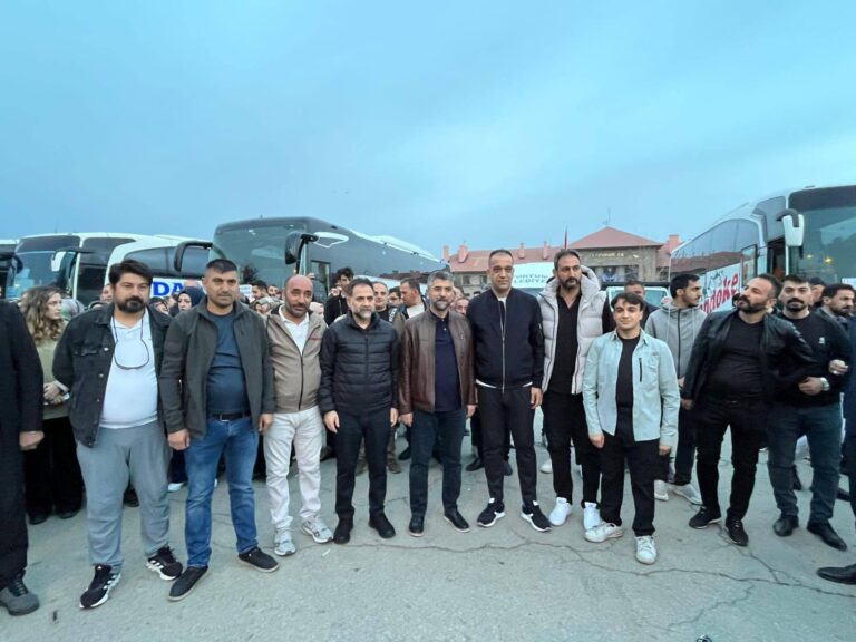 Bugün, emeğin ve alın terinin bayramı olan 1 Mayıs Emek ve Dayanışma Günü vesilesiyle, Hak-İş Konfedarasyonu tarafından Rize’de gerçekleştirilecek etkinliklere katılmak üzere yola çıkan kıymetli işçi kardeşlerimizi uğurladık.