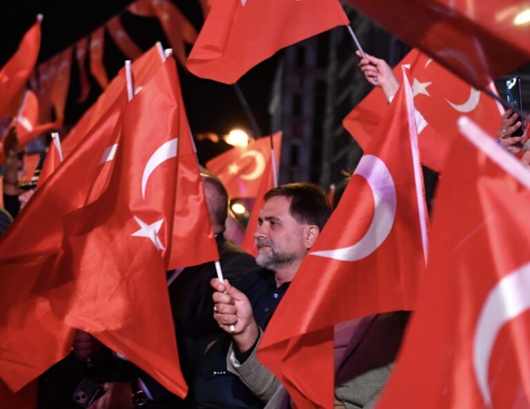 Demokrasi nöbetinde bir kez daha kahraman hemşehrilerimizle omuz omuzayız.