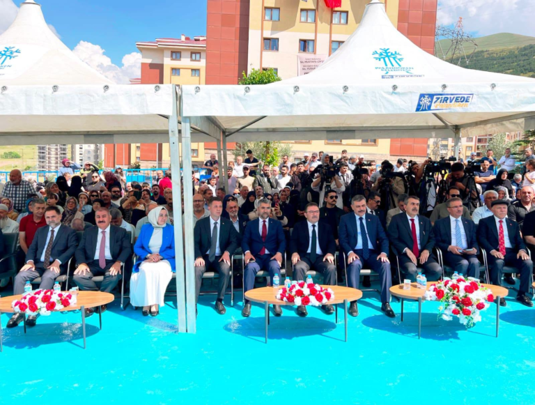 İçişleri Bakanımız Sayın Mustafa Çiftçi, Millî Eğitim Bakanımız Sayın Prof. Dr. Yusuf Tekin, Erzurum Valimiz Sayın #AydınBaruş, Önceki Dönem İçişleri Bakanımız, AK Parti Erzurum Milletvekilimiz Sayın Selami Altınok, Erzurum Büyükşehir Belediye Başkanımız Sayın Mehmet Sekmen, AK Parti Erzurum İl Başkanımız Sayın Av. #İbrahimKüçükoğlu, Palandöken Belediye Başkanımız Sayın Muhammet Sunar, şehrimiz protokolü ve hemşehrilerimizin katılımıyla Palandöken Belediyemiz tarafından yapımı tamamlanan Zirve TOKİ’ler Mahalle Konağı’nın açılış programına katıldık.