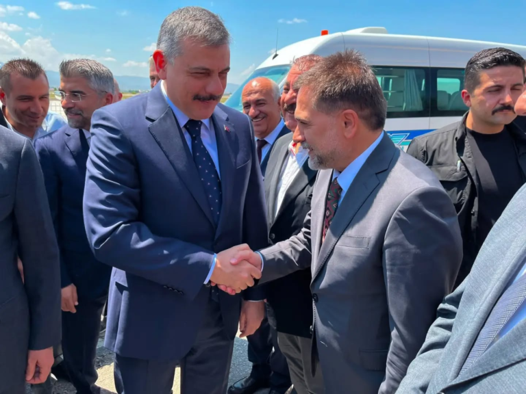 Bir dizi temaslarda bulunmak ve programlara katılmak üzere şehrimize gelen İçişleri Bakanımız Sayın Mustafa Çiftçi ‘yi Erzurum Havalimanında karşıladık.
