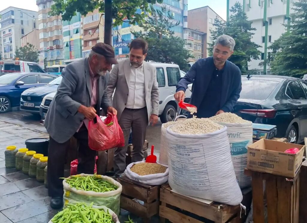 AK Parti Erzurum İl Başkanımız Sayın Av. İbrahim Küçükoğlu ile birlikte Hasankaleli Zekai ağabeyimizin tezgâhını ziyaret ederek Hasankale organik yeşil fasulyesinden bizler de nasiplendik. Aynı zamanda güzel sohbetinden de istifade ettiğimiz kıymetli ağabeyimize hayırlı ömürler diliyoruz.