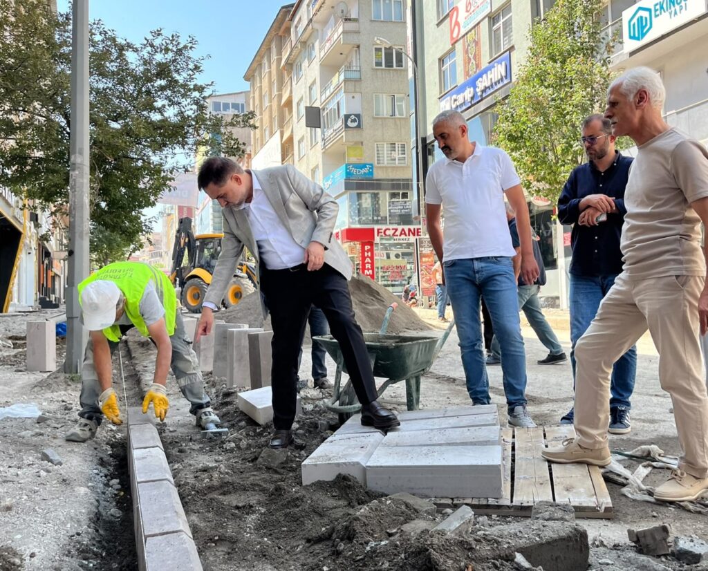 Yakutiye Belediyesi olarak Mumcu ve Ayazpaşa Caddelerimizde yürütmüş olduğumuz çalışmalarımızı yerinde inceleyerek esnafımızla istişarelerde bulunduk.