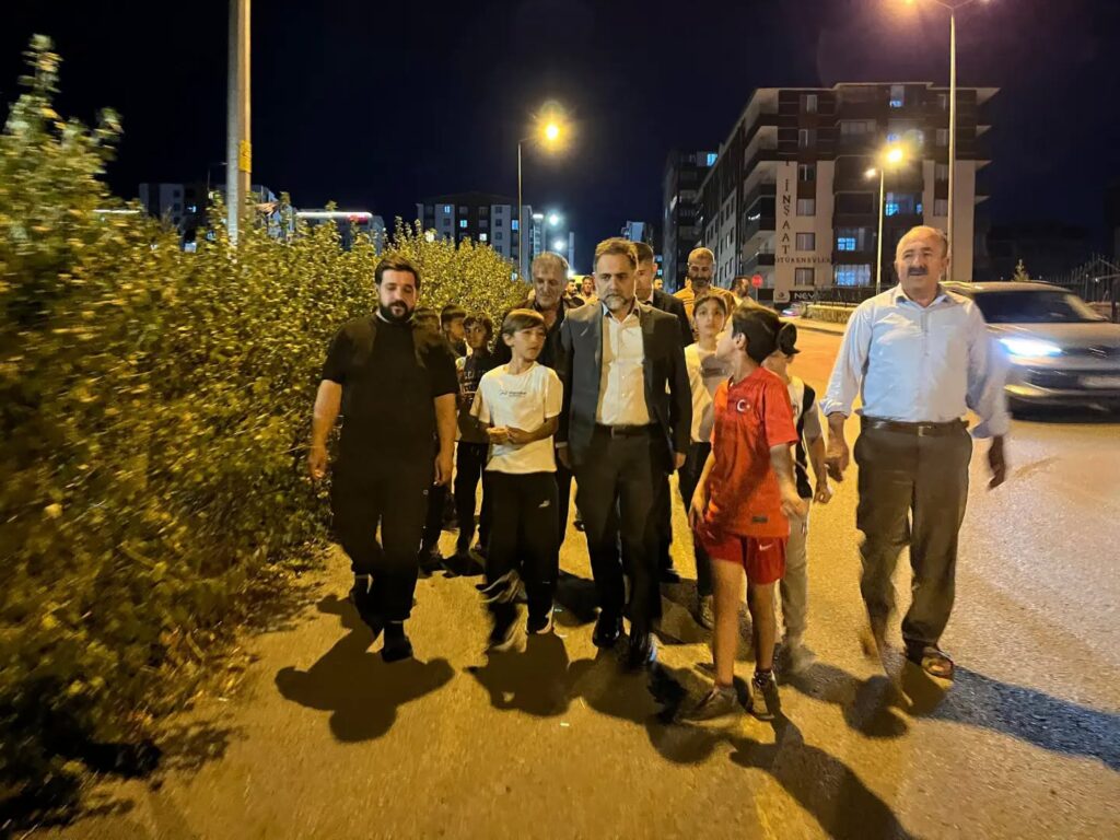 Bu akşam Yakutiye Belediyesi olarak Hilalkent Semtimizde devam eden çalışmalarımızı yerinde inceleyerek hemşehrilerimizin talep ve önerilerini dinleyip, planladığımız çalışmalarımızla ilgili istişarelerde bulunduk.